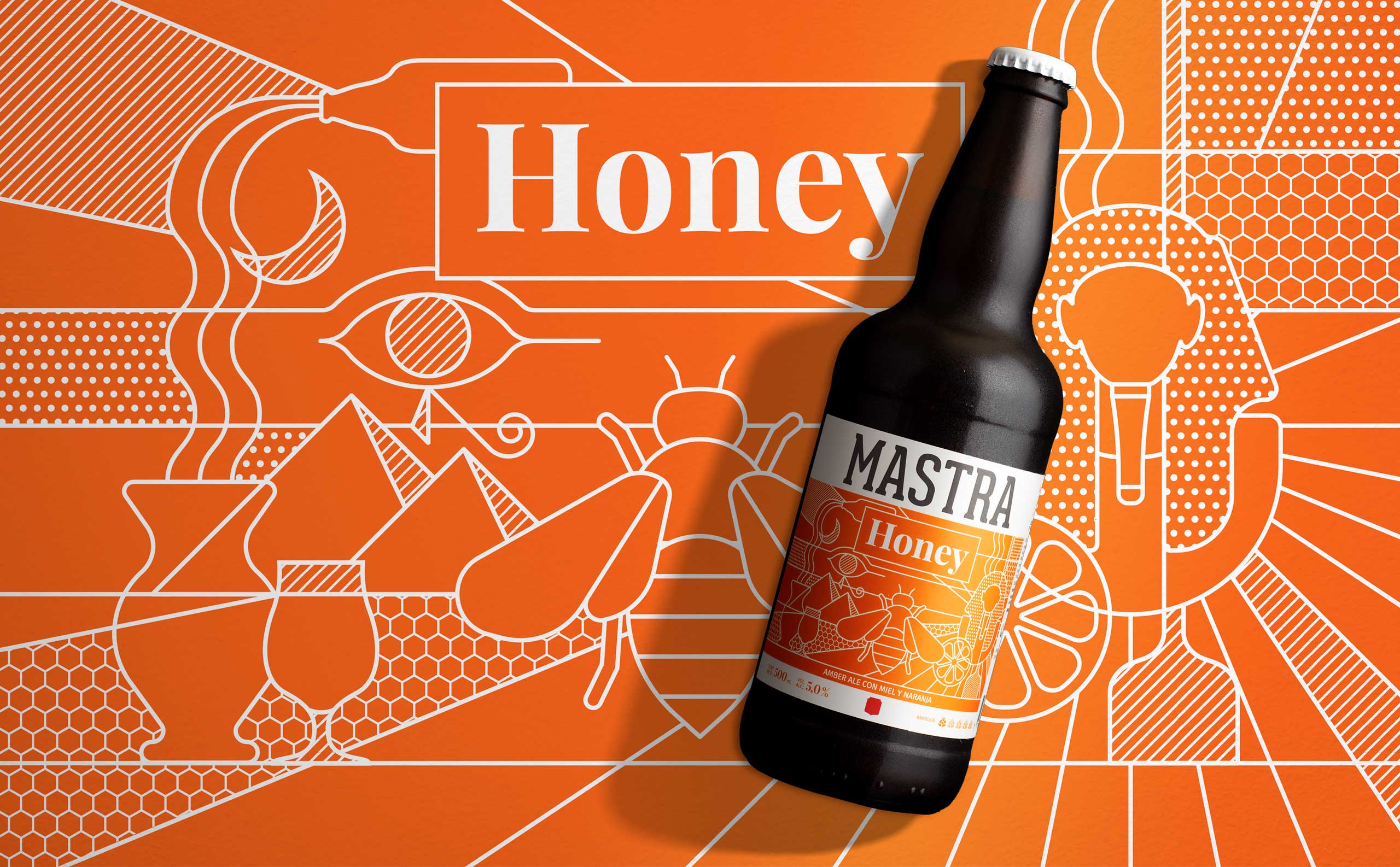 Foto de una botella de Mastra Honey sobre una superficie donde se puede ver la ilustración de la etiqueta completa